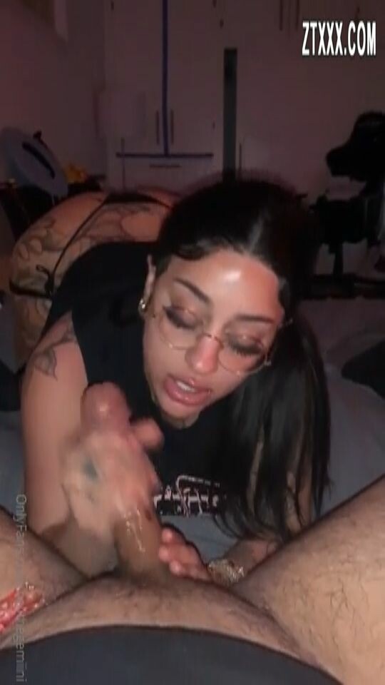 This tattooed slut bellthegemiini knows how to give bj