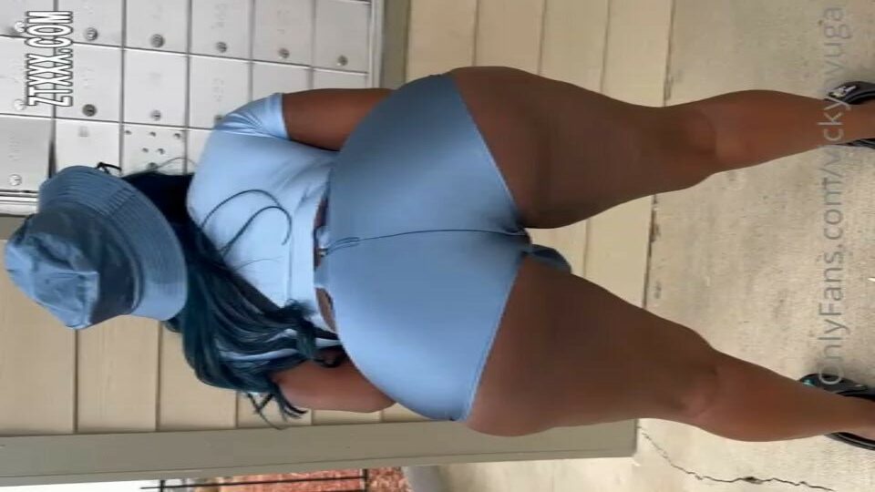Vicky Hyuga jumping on a BBC in the car